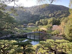 飛来峰から見た南湖とその背景の紫雲山です。これは、栗林公園の紹介などでよく使われるフォトスポットらしいです。