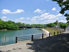 さて、街歩きはこれぐらいにして、岡山城に向かいましょう。

旭川は水がきれいですね～。
左側には後楽園、右手奥には天守閣が見えています。