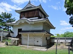 月見櫓は17世紀前半の建物で重要文化財に指定されています。