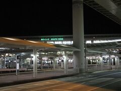 成田空港第1ターミナル到着
入国審査前にコロナウイルス検査があります。
①　係の人の案内で検査場所へ
試験管と漏斗を受け取り、個別のブースの中で唾液を試験管に貯めます。正面に梅干しとレモンの絵が掲示されています。唾液が貯まれば試験管を渡し、奥の部屋へ。
②　入口デスクで検査の間待つ座席の番号を教えてもらいます。次の列に並び、飛行機内で配られた『入国される方へ検疫所よりお知らせ3枚』と『質問票』の最終確認。
③　検査が終わった人から番号が呼ばれ、奥のデスクへ。ここで検査結果を教えてもらいます。出口前で陰性の証明書をもらいます。

この後、入国審査場へ。入口前で陰性証明書の確認があります。
２人とも検査結果は陰性、ひと安心です。いつものように荷物を受け取り、税関検査を受け、外に出ることが出来ました。
飛行機到着から1時間40分程で外に出ることが出来ました。
14日間の指定場所で待機、公共交通機関に使用せぬこと、保健所からの健康確認（電話かLINE)が要請されます。

北ウイングから成田近郊のホテルに送迎のバスが出ています。出発は１時間に１本。乗車には陰性証明書の提示が必要です。

成田のホテルに１泊。次の日友人が迎えに来てくれ、都内のアパートメントホテルに移動しました。
