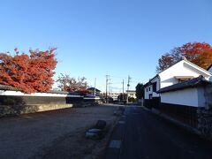 城下町小幡には旧小幡藩の武家屋敷の町並みが残っています。織田信長の次男・信雄の子孫が藩主を務めていたそうで、歴代藩主名を掲げた幟などがありました。