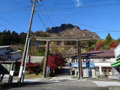 妙義神社に到着。ギザギザした妙義山が見えています。