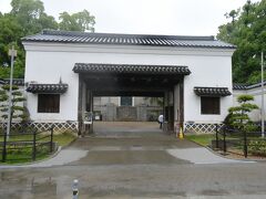 大阪市立美術館の入り口のように建っているのは旧黒田藩蔵屋敷の長屋門です。

大阪は江戸時代、天下の台所と言って中之島付近に蔵屋敷が並んでいたと歴史で習い絵図で見たことはありますが、実際遺構として残っているのはこれだけではないでしょうか。