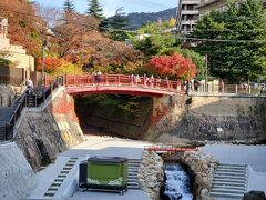 ねね橋

　赤い欄干が目を引く。