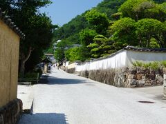 武家屋敷街にやってきました。

石火矢町ふるさと村と名付けられ、武家の家並みが250メートルほど続きます。

江戸時代は中級武士が住むエリアでした。
上級武士は藩主のお屋敷・御根小屋のほうにあったのでしょうかね。