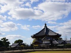 南円堂です。「西国三十三か所」の第九番札所で、江戸時代に再建された美しい八角形の建物です。それにしても10年前頃は京都や奈良によく寺社巡りで訪れていましたが御朱印を頂いている方は、西国巡礼の方などごくわずかでした。今回は南円堂も勧進所も行列になっており御朱印を頂くのはあきらめました。