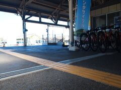 おさかな市場を満喫し、那珂湊駅に帰ってきました。
んっ？あの影は！