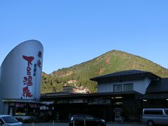 14:29下呂着

ほとんどの乗客がここで降りました。
直前にコロナ第3派が騒がれて、我慢の3連休なんて言われましたけど、もう予約しちゃってるんだし、ここで客が来なかったら旅館もおみやげ屋さんも街ごと潰れるじゃんねえ。。