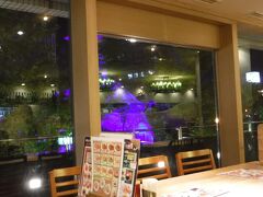 その向いにある
「小麦の家　時計台前店」
今夜はここで、夜ご飯です。

窓から時計台が見えます。
