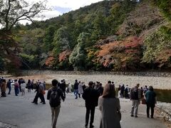 途中五十鈴川で手を洗います。
この手前にも清める場所はありました。ただ感染症対策から柄杓は置かれていませんでした。