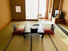 チェックインを済ませ、部屋に到着。
料金は、料理をグレードアップ（「海幸グレードアッププラン」）して、1泊2日2食付2名で合計料金	41800 円(消費税込)のところGoToトラベルキャンペーンでマイナス14630円＝27170円(消費税込)。
加えてGoToトラベルキャンペーンの地域共通クーポンが6,000円付きました。
GoToの威力は絶大です。一人2万じゃ来ないけど13000円なら・・・、ってなるから！