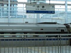 2020.11.21　東京ゆきのぞみ６号車内
時刻は７時半、小倉に到着。まだ九州を出ていないが、小倉までのぞみグリーンを使うと定価で１０７６０円らしい。家を出て２時間ほどだが、関門海峡を越えた頃から早くもボーナスステージ開始である。