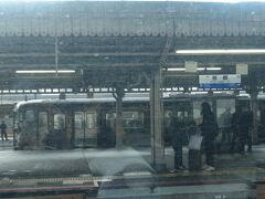 2020.11.21　金沢ゆき特急サンダーバード１３号車内
京都に到着！１１３系のラッピング電車が停車中。