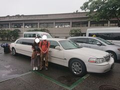 これまでの旅行記→https://4travel.jp/travelogue/11638281

2020年3月17日（火）　5日目
ホノルルに到着。さっきまでザーザー降りの雨だったららしい。良かった、止んで。
空港からホテルまではハネムーン特典の貸し切りリムジンで向かいます。