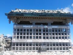 今年は感染症の影響もあり、山頂神社もお盆明けすぐに閉山となった。敷地内の出入りは自由だったので木枠に覆われてはいるが、お堂？には近づくことができる。
閉山はかえって風景をほぼ独占できて自分にはよかった。
こちらは雄山山頂で標高３００３メートル。３０００メートル級は昨年の乗鞍に続いて２つめだった。