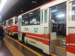 トンネル内に架線が張られバスの天井にあるポールのようなもので集電していた。
列車のような走行音でトンネル内を進んでいた。電気だけに普通の自動車よりは走行音が静かだった。
複数台で大観峰に向け出発。