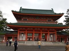 昼ごはんの後、折角なので平安神宮へ。
雨が降ってきたので早々に引きあげました。