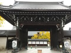 平安神宮の後はタクシーで西本願寺に向かいます。
2000円位でした。

御影堂門から入ります。