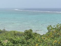 玉取崎展望台のウッドデッキからの写真。海の色がコバルトブルー。太平洋と東シナ海。