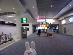久しぶりに沖縄に来れたことに嬉しさもあり(^_-)-☆。
ちょっと夜なので、空港内のお店が閉まってて静かではあります。
