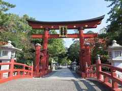 高さ約11mの大鳥居でが壮観。春日大社・厳島神社と並ぶ日本三大木造大鳥居の一つで、朱色に落ち着きが感じられます。この大鳥居は戦禍を免れたそうです。

確かに立派な鳥居でした。