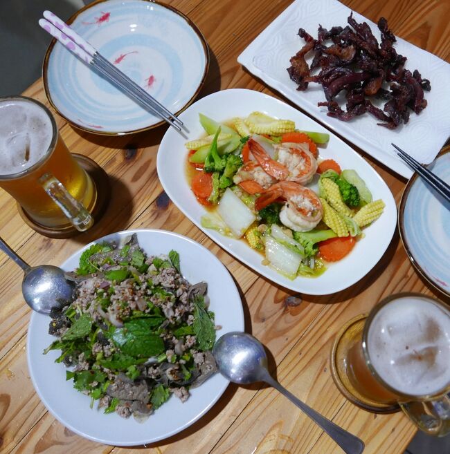 25日　夕食<br />牛のラープ．．．．△<br />パッパックルアンミックン．．．◎<br />タンの日干し揚げ．．．．〇