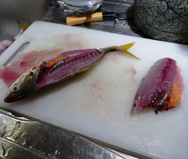 早朝ナクルアのアーモン市場で買ったアジは今晩の刺身だ。