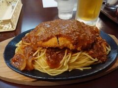 お目当はこちら
名物のスパカツ！1,150円

スパゲティの上に大きなカツとミートソース！
すごいボリュームです笑
シェアして食べてる女子がいてなるほど、、、とおもったけど
こっちはひとり旅！ひとりで食べてやるさ！

お昼ご飯食べず、厚岸で牡蠣を食べただけだったので
余裕で完食しました