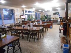 長く夢見た平取。町のローカル食堂がお目当てだった。だから空港レストランも、苫小牧の駅弁さえも我慢した。
なのに、ここは平取の町から4キロ以上も離れ、ゲストハウスのオーナー曰く
「食べるところも売店もないんですよ。」
「少し国道を歩いてのドライブインなら、食事できます。」と、情けない告知。

トラックが疾走する国道をとぼとぼ北上。私らしい旅。
ドライブイン「ユーカラ」
広い駐車場は空っぽ、中も。