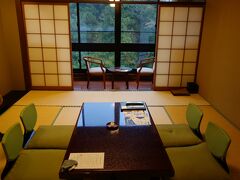 宿の部屋です。オーソドックスな和室ですが、鶴仙渓に面しています。