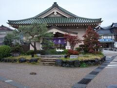 小雨だったので、ゆげ街道を散歩します。
街の中心地、総湯“菊の湯”です。