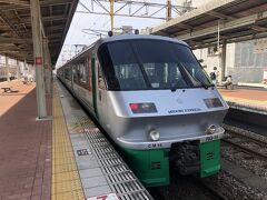 佐賀駅に到着。後ろの車両は特急らしいキリッとした顔でした。