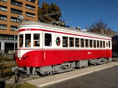 名鉄岐阜からJRの岐阜駅までは、歩いて5分ほどの距離。その駅前バスターミナルには、かつて名鉄市内線で活躍した、丸窓電車が静態保存中。。