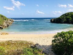 島に上陸。
そしてやってきたのはトケイ浜。

知ってますか？

嵐のCMで有名になったティーヌ浜の隣のビーチです。

とってもキレイ。
夏は波が穏やかでシュノーケリングできるらしいですが、
この日は波が高くて、入るのを諦めました。
残念…。