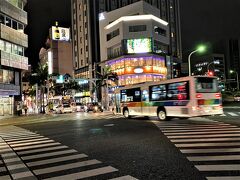 歩いて国際通りまで、5分～10分ほどの距離です。
夜でも気温は20度を超えていて
半袖でも十分でした。
