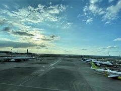 夕方の那覇空港です。
沖縄は東京に比べて日の入りが遅いですね。
今回の帰りの便が19時10分でしたので
少し早めの17時に空港に到着しましたが
まだ明るかったです。