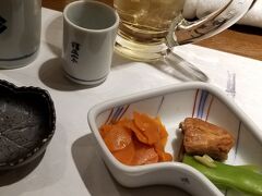 突然ですが夕食です
実は以前訪問しておでんが美味しかった居酒屋さんに
予約の電話を入れたのですが
土曜日なんか予約でいっぱいですよ
とけんもホロロに言われてしまい
それでも直接行ってみましたが
やっぱりアウトorz

前回はウェルカムな感じだったのに残念

で飛び込みで入ったこちらのお店
おでんは有りませんが
19：30までならOKとの事で決定
お通しは美味しくて当たりの予感＾＾