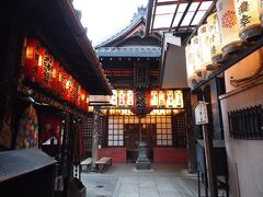 17：40　祇園四条駅から地上に出て、八坂神社方面に歩きます。
仲源寺は明かりがついていたので、お参りしました。
目の前を素通りするわけにはいきませんよね。