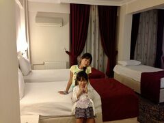 ようやくホテル「アヤパム」につきました。
かわいらしい感じのブティックホテルです。
次の日に会ったパムッカレの客引きによると、年の差のある日本人女性と結婚したトルコ人が経営しているそうです。
自分も日本人のカノジョと結婚して、ビジネスをしたいと言ってましたが、私が中東を旅していて嫌なのが、この手の日本人カノジョの話です。
カノジョ＝金づるみたいで、なんか殴りたくなってきます。
http://ayapamhotel.com/

