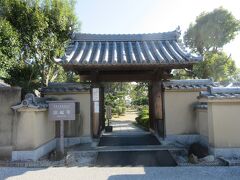 聖徳太子が創建した7つの寺の一つ・法起寺。
聖徳太子の子息が宮を寺に改めたと言われています。法隆寺からは歩くと40分ほどかかるため、訪れる参拝客もなく、静かな中でゆっくり寺と三重塔、コスモス畑を鑑賞することができました。