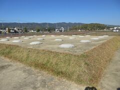 法起寺から自転車で数分のところに残る中宮寺跡。
現在の中宮寺より東に400ｍほどのところに中宮寺が建立されました。広い草地に金堂の礎石などがあります。東屋で休んでいる人もいて、地元の人たちの散歩コースになっているようです。斑鳩三塔（法隆寺五重塔、法起寺三重塔、法輪寺三重塔）が見える場所と説明板には記されていましたが、家々や木々で二塔までしか見えませんでした。