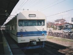 撮影日時　09年4月2日
撮影場所　直江津駅
そのあとは115系どうしを長岡で乗り継いだのち、直江津へ。
そこでニコ動の”迷列車で行こう”シリーズで、もはや『サンパチ君』とともに伝説となっている419系に乗り換えました。
（運用は85年改正～11年改正まで）
この話をすると長くなりますが、1982年改正まで、東京・大阪を除く地方都市では特急・急行・貨物のスジが優先され、普通列車は1時間に1本あればよいほう、退避待ちもザラという状況でした。
↓参考までに78年の仙台駅時刻表をあげておきます。これじゃ、小牛田・白石・愛子方面から通勤できません。
https://mobile.twitter.com/niaszs2007/status/815945111188033536
しかし82年には東北・上越新幹線の開業、84年には貨物列車の整理もあり、ダイヤに余裕が生まれると普通列車の増発も可能となるわけですが、車両は？という問題に直面します。
国鉄・金沢局では、急行減便のあおりを受けた475系を転用しても車両が足りないので”魔の手”に打って出ます。
寝台が狭い＆座席がボックス席と居住性に劣っており、ニートレイン状態だった向日町（京都）の583系を3両・ぶつ切りにして運転台をつけたのがこの419系です。
なかには片側だけ”月光仮面”の車両もいましたが、出会わなかったな～。
ちなみに仙台局でも同じようなことをやりましたとさ（715系1000番台）、でめたし、でめたし。