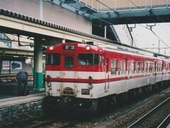撮影日時　09年5月23日
撮影場所　新津駅
写真は新新潟色（赤）のキハ47
新潟色（青）はあげたことがあるので、これをあげてみた。
ようく見ると、Akrさま基準では「Cパターン・貫通」となる。
でも実際に乗ったのはキハ47‐520（青）である。
