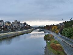 11:46
四条大橋は人も少なく...遠くの山々が水墨画みたい(´・ω・｀)
雨降らないでくれると嬉しいなぁ