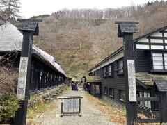 道の駅からは今回の旅の目的のひとつ「乳頭温泉」の鶴の湯を目指します。
くねくねの山道を走って秘湯へ向かっているはずが近ずくにつれ車の量が増え、駐車場はほぼ満車。