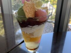 神椿パフェ。さすがに夕方なので、ちょと寒いね。でも、美味しいからペロリと完食。