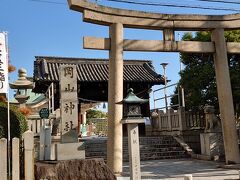 途中に岡山神社がありました。
せっかくなので、お参りさせていただきました。