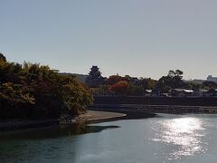 神社を出て堤防に上がると岡山城が見えました。
逆光なのが、残念