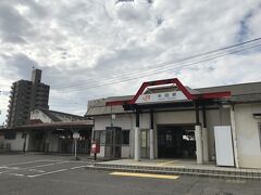 半田駅です。すぐ隣で新しく駅舎を建設中です。