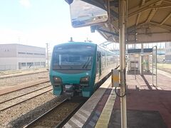 五所川原駅で秋田から乗ってきたしらかみ1号を下車して津軽鉄道に乗り換えます。
